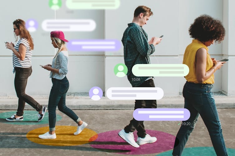 Des adolescents qui consultent leurs smartphones en marchant