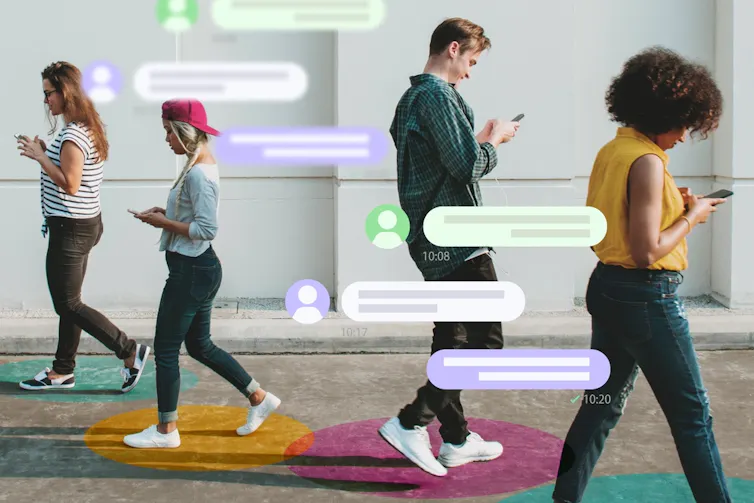 Des adolescents qui consultent leurs smartphones en marchant