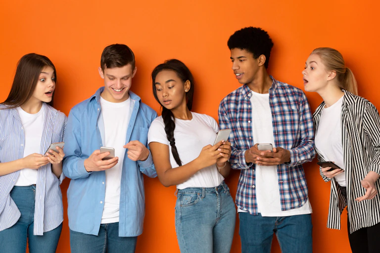 Les vérifications de présence ou de disponibilité des pairs adolescents deviennent de plus en plus nombreuses, intrusives et le plus souvent cumulatives.