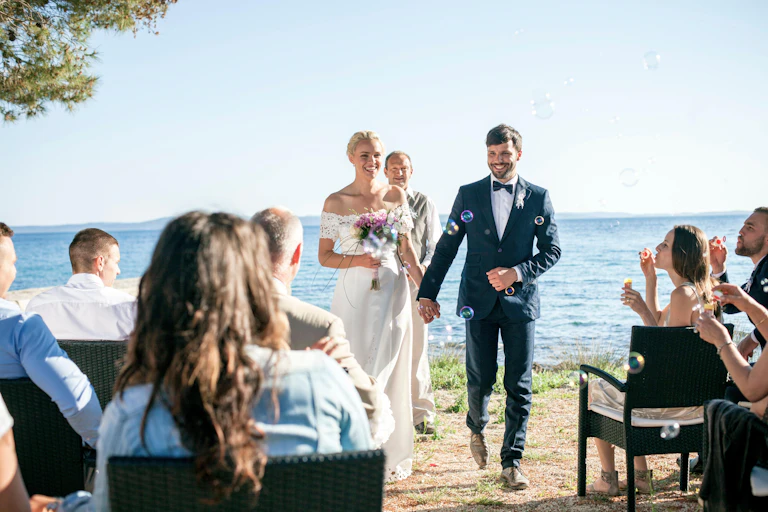 Um casamento em uma praia.