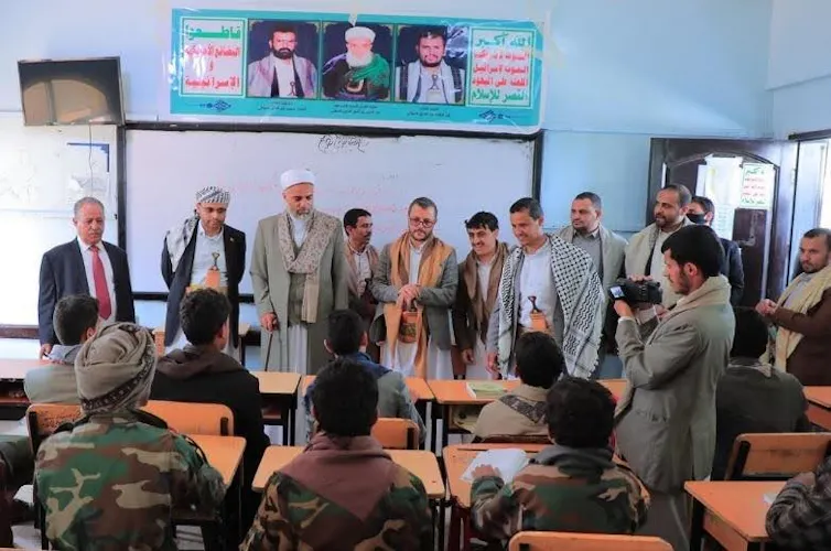Intervention du président Mahdi al-Mashat, d’oulémas et de formateurs houthis dans une école, non sourcé, non daté