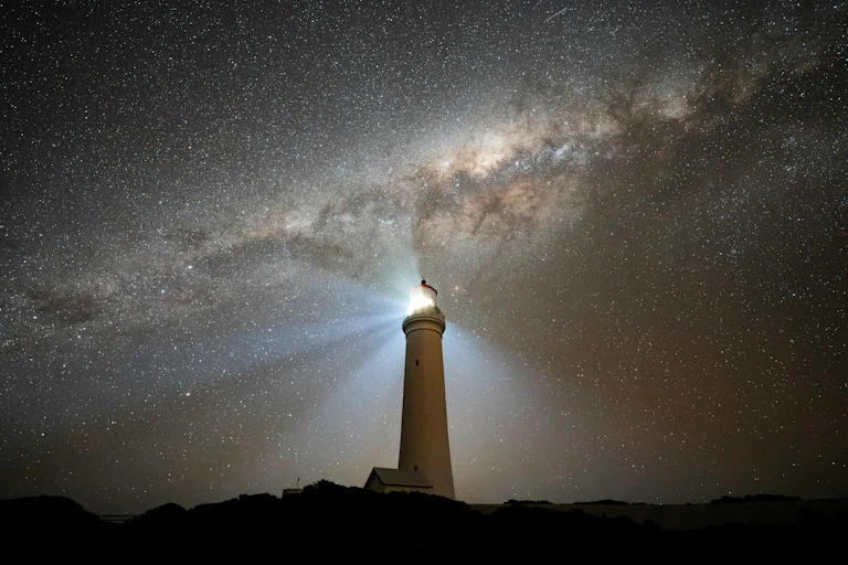 Un phare devant la Voie Lactée.