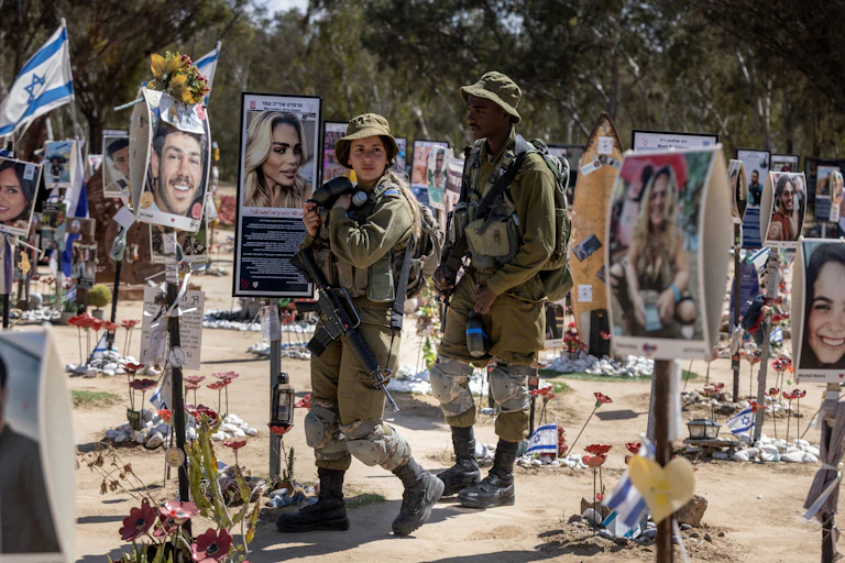 Soldats israéliens sur le mémorial du 7 Octobre