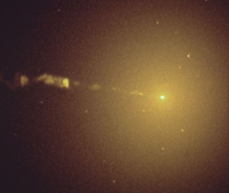 Evidencia de un agujero negro y las estrellas circundantes