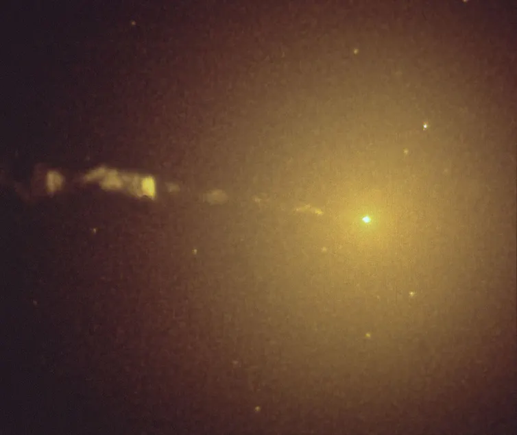 Evidencia de un agujero negro y las estrellas circundantes