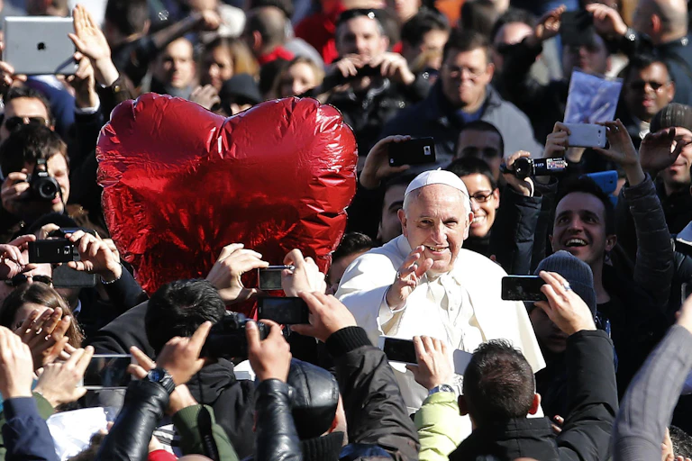 El papa Francisco entre la multitud.