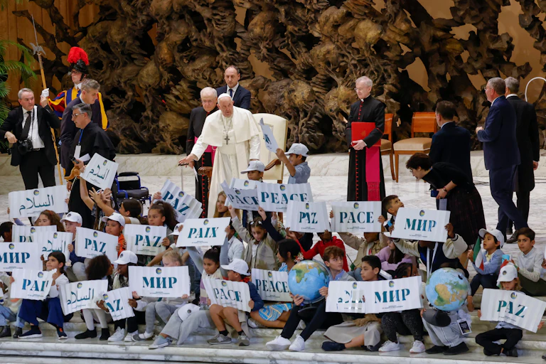 El papa Francisco asiste a una reunión internacional con niños de todo el mundo en el salón Pablo VI del Vaticano.