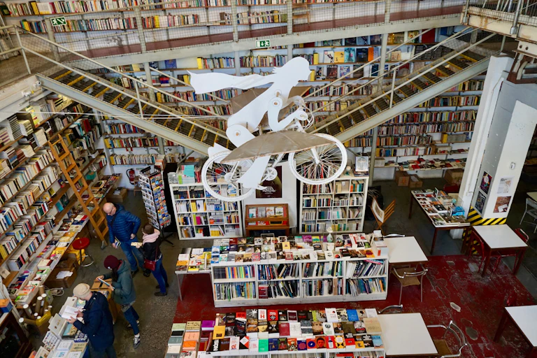 Una librería en la que cuelga una mujer en bicicleta en el centro.