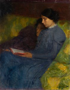 Do ladies learn nonetheless bad? 2 Two young people read on the sofa.