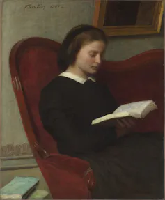 Pintura de una joven leyendo en un salón.