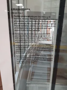 Entrada de la biblioteca de la Facultad de Filosofía y Letras de Valladolid en la que están escritos los significados de amarabunta.