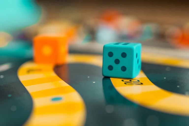 Dados sobre el tablero de un juego de mesa