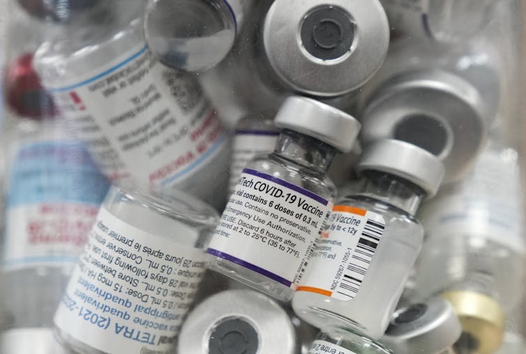 Remolcador lleno de monedas vacías-19 botella de vacunas