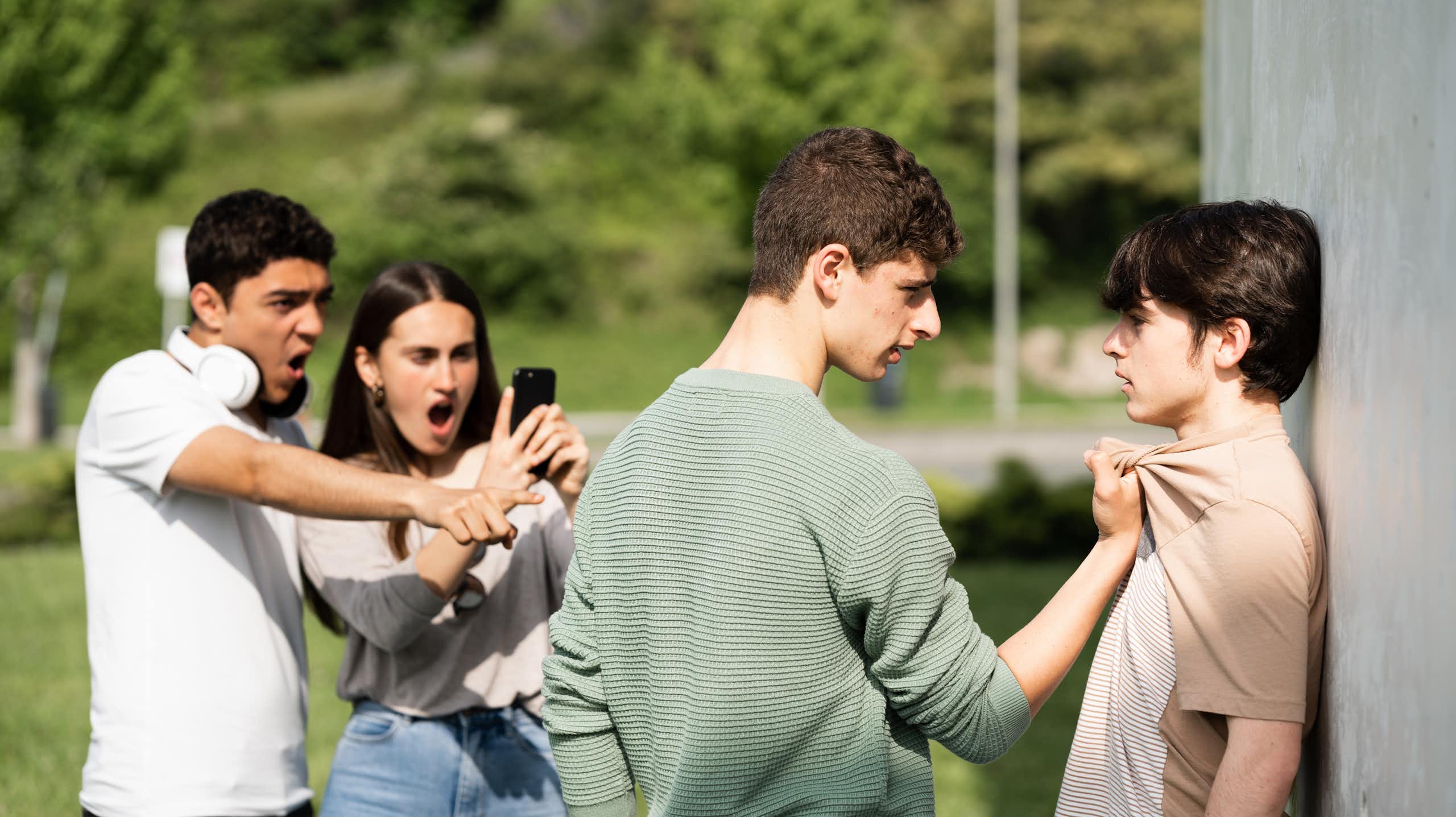 Unos adolescentes graban una agresión con su móvil