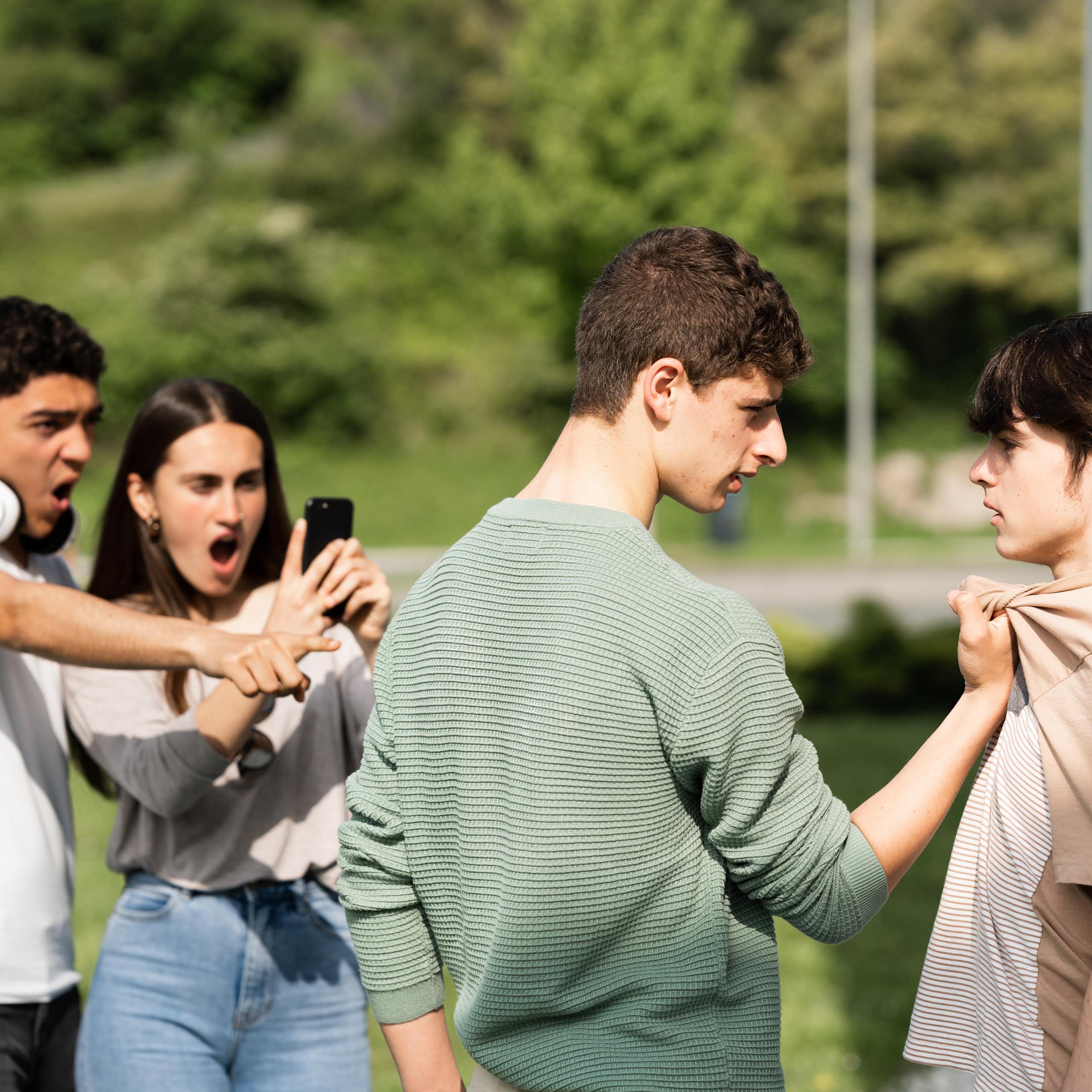 Unos adolescentes graban una agresión con su móvil
