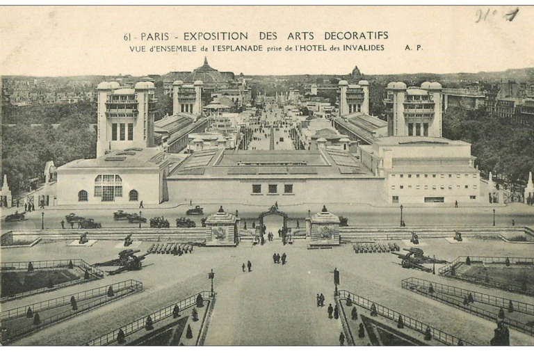 Panoramic view of the exhibition, with various pavillions on either side of a large walkway.