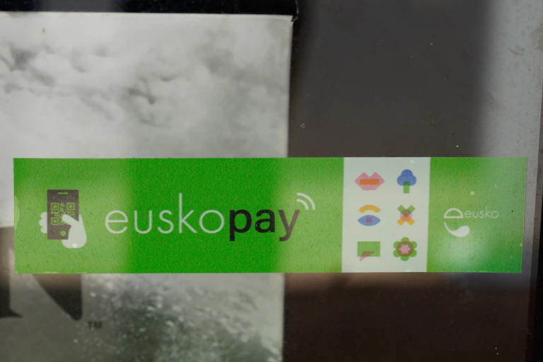Devanture d'une boutique avec la possibilité de payer en Eusko, la monnaie locale basque.