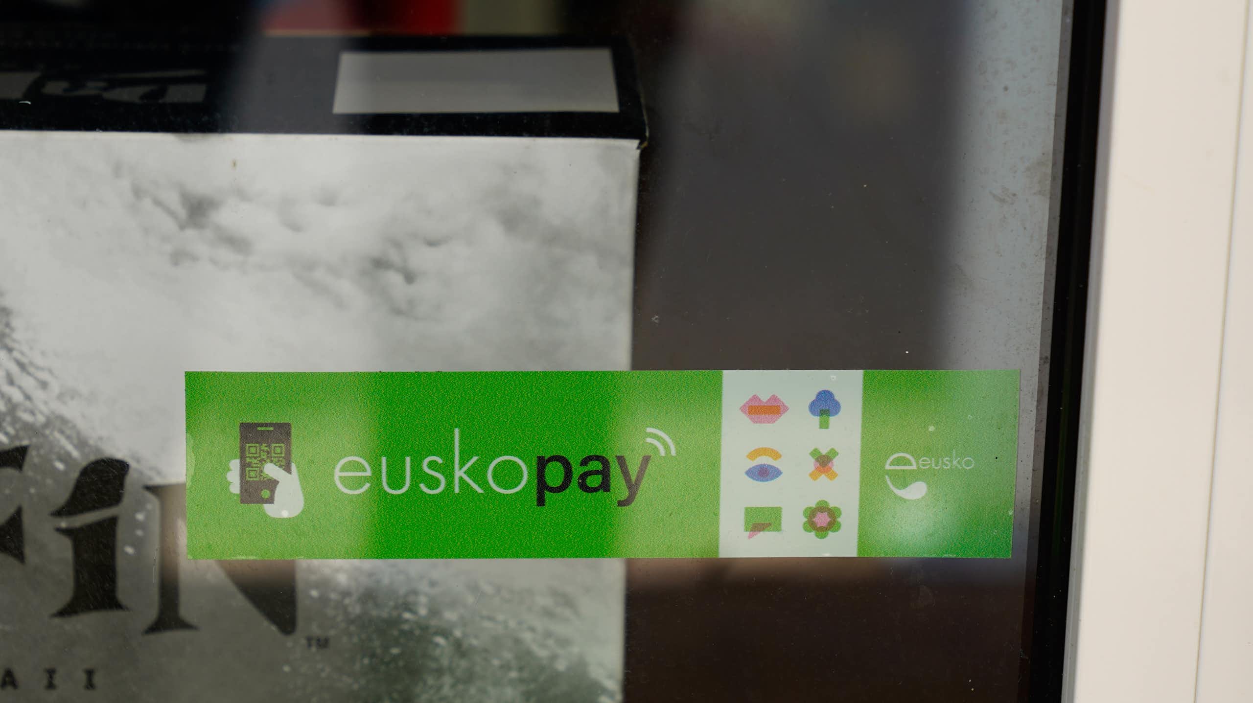 Devanture d'une boutique avec la possibilité de payer en Eusko, la monnaie locale basque.