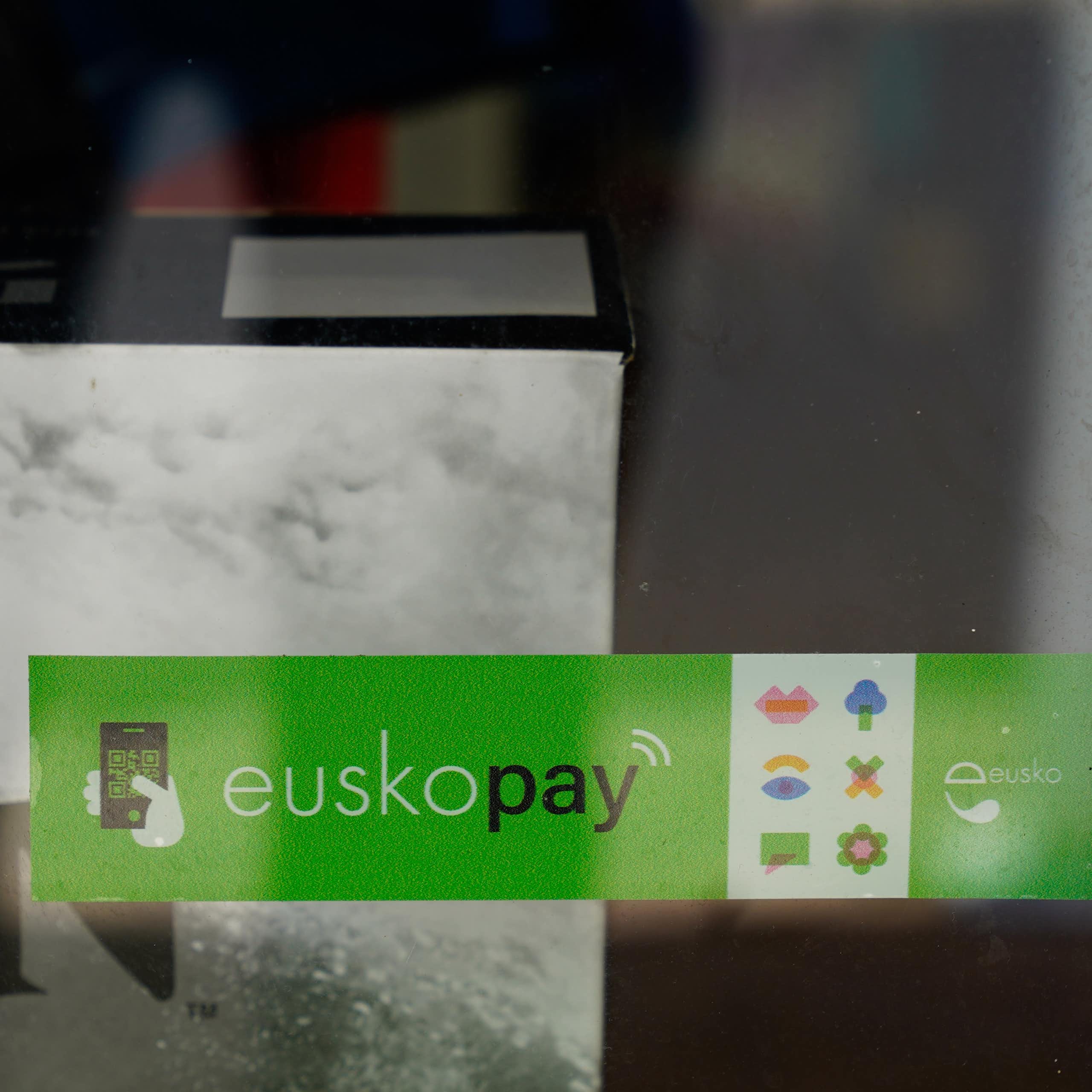 Devanture d'une boutique avec la possibilité de payer en Eusko, la monnaie locale basque.