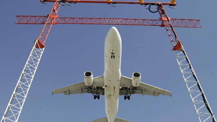 Parte inferior del avión en vuelo