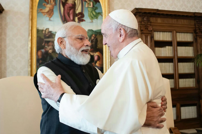 El papa Francisco recibe al primer ministro de India, Shri Narendra Modi