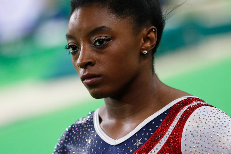 Simone Biles aux Jeux olympiques de Tokyo, le regard dans le vague.