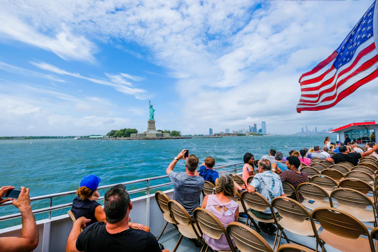 Turistas fotografiando la Estatua de la Libertad en Nueva York