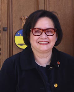 La mujer sonrió con vasos.