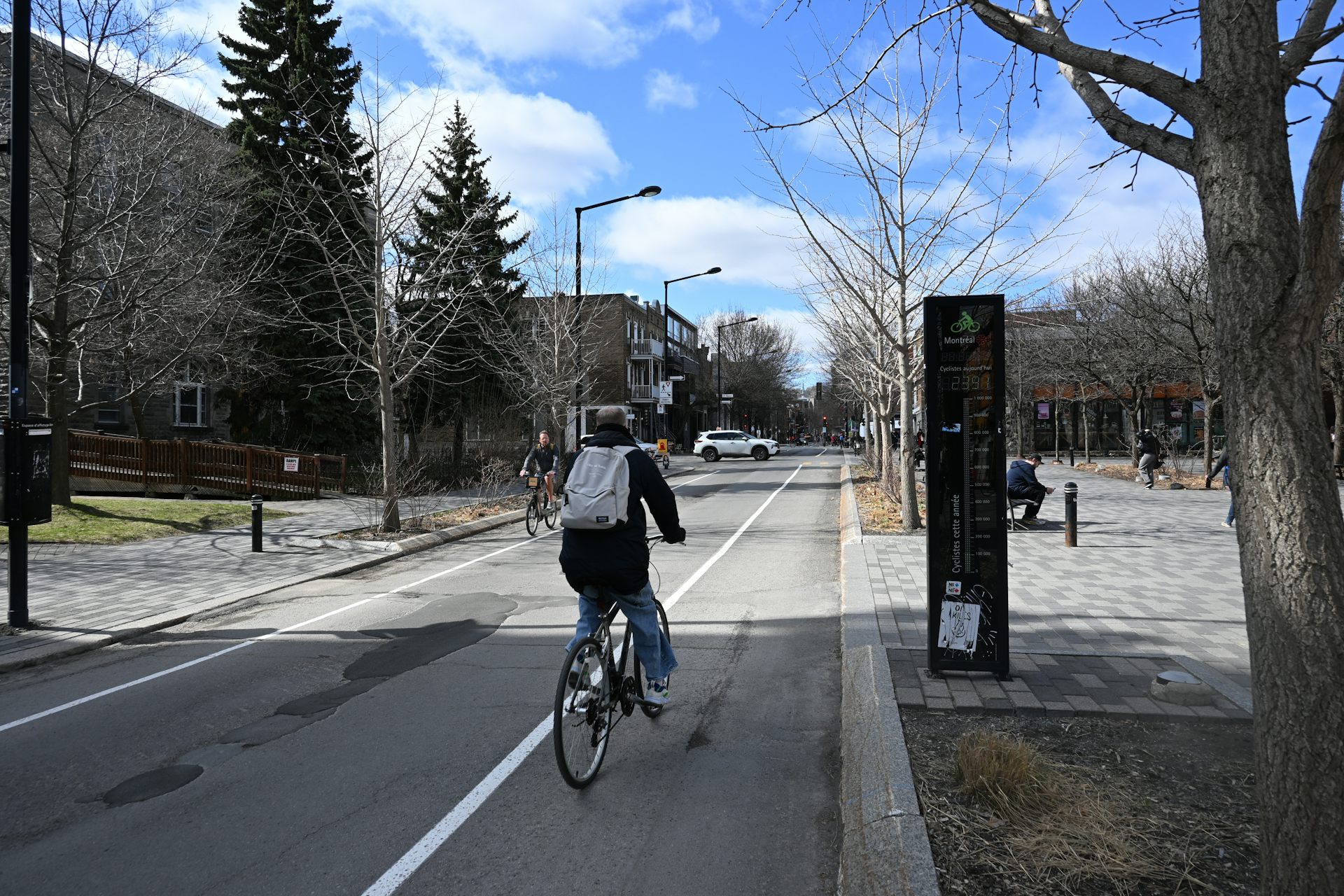 Des cyclistes passent près d’un compteur