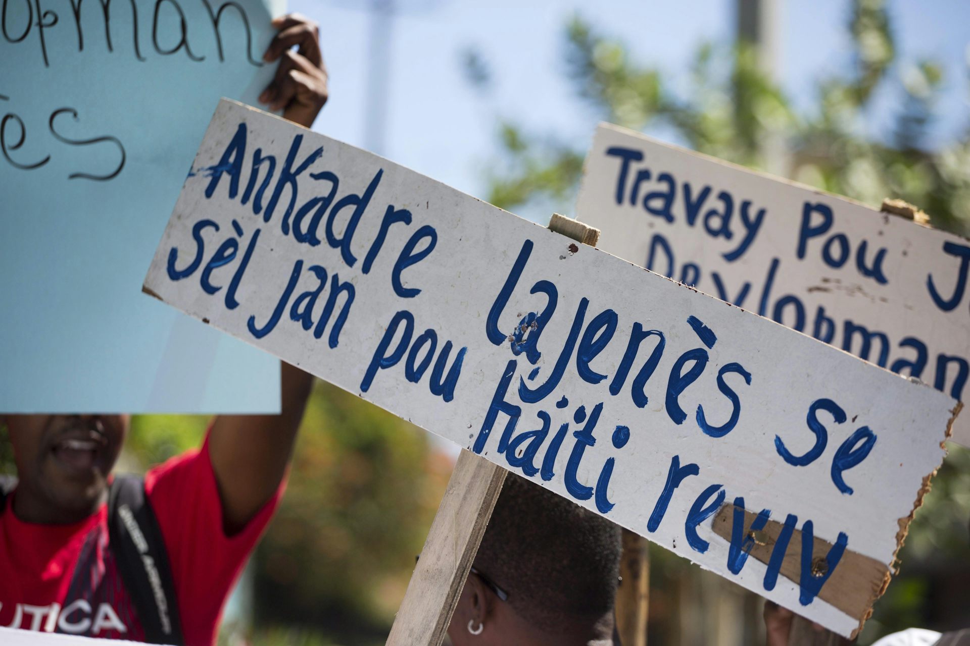 Une personne brandit une banderole