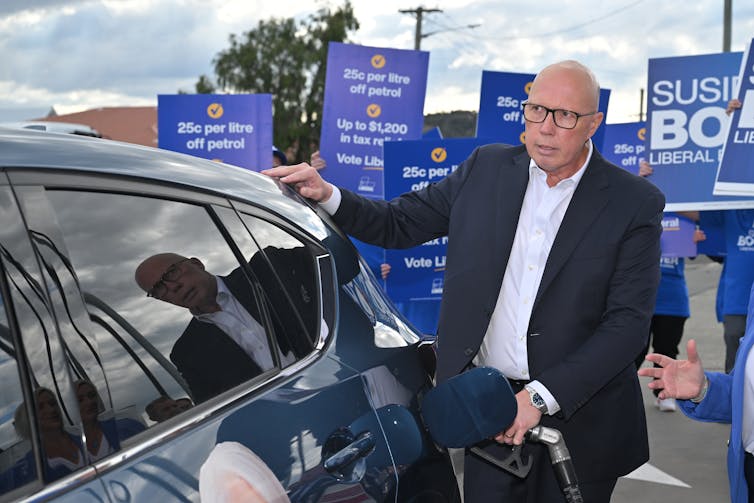peter dutton filling up a car.