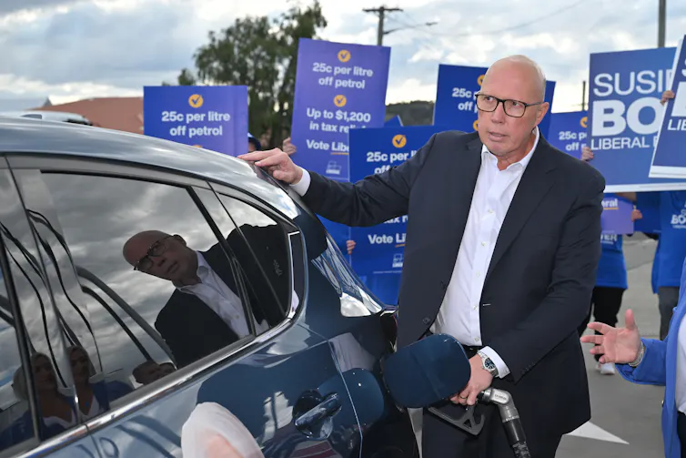 peter dutton filling up a car.
