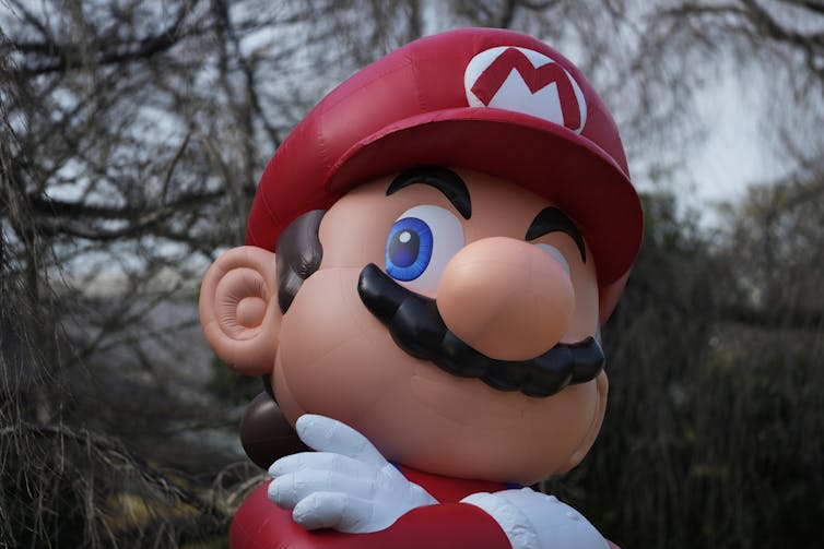 Una gran burbuja de Super Mario lleva un sombrero rojo y guantes blancos con gran bigote