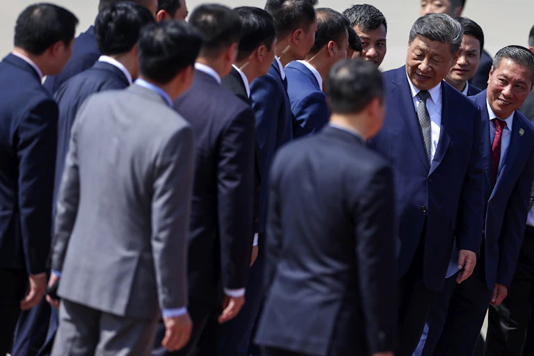 Xi Jinping saying his goodbyes to a small group of men in Vietnam.