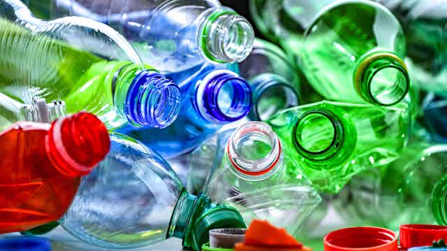 Envases vacíos de botellas de plástico de colores