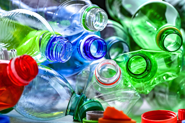 Envases vacíos de botellas de plástico de colores