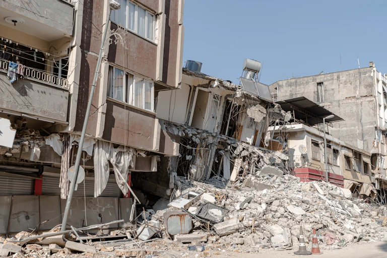 Un immeuble dévasté par un tremblement de terre en Turquie.