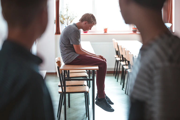Adolescente marginado en un aula