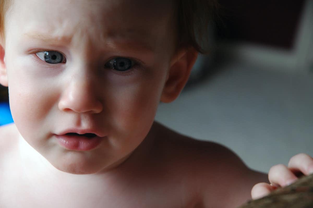 Ребенок плачет. Почему дети плачут. Ребенок в душной комнате. Плач ребенка по возрасту.