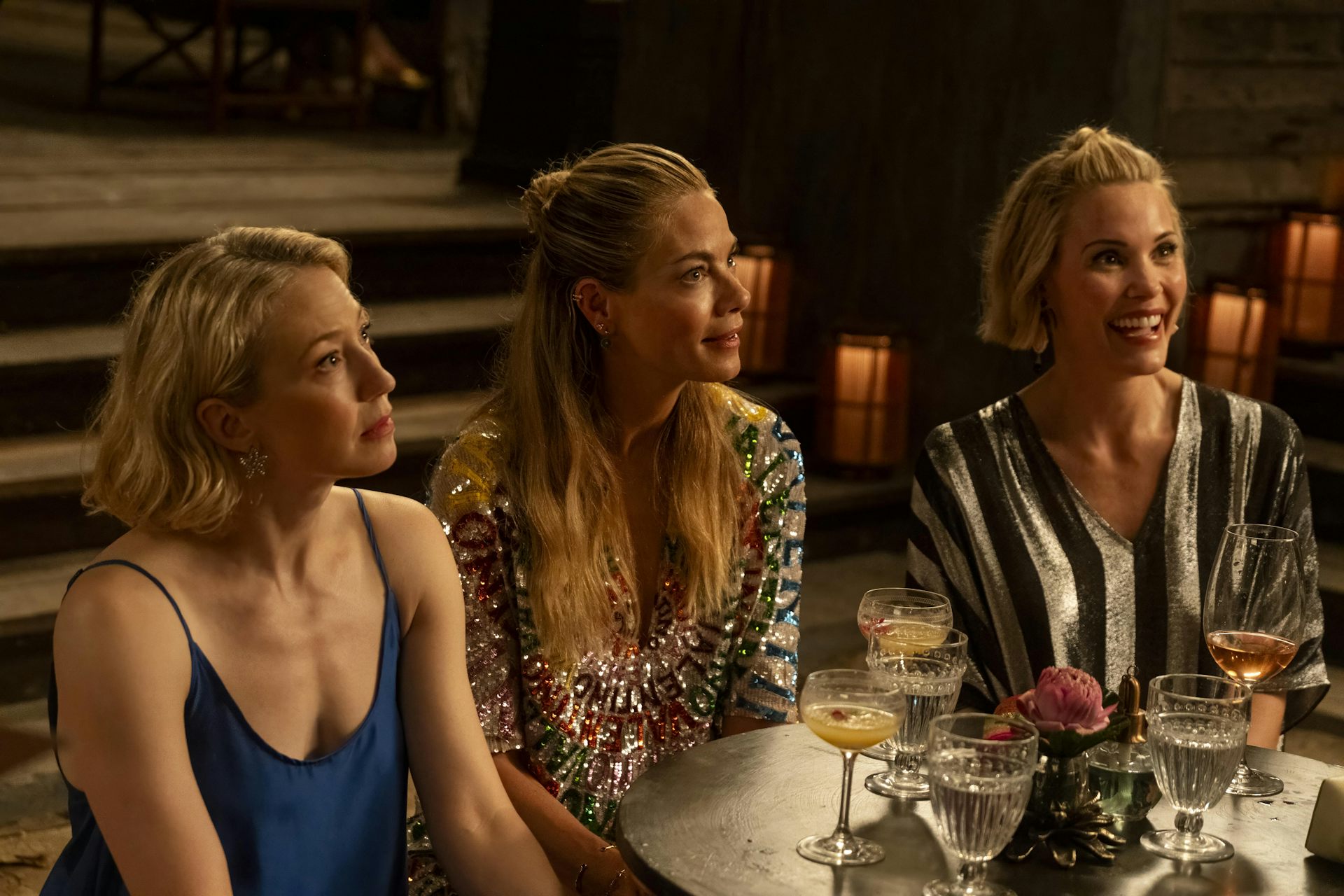 Trois femmes regardent vers quelqu'un