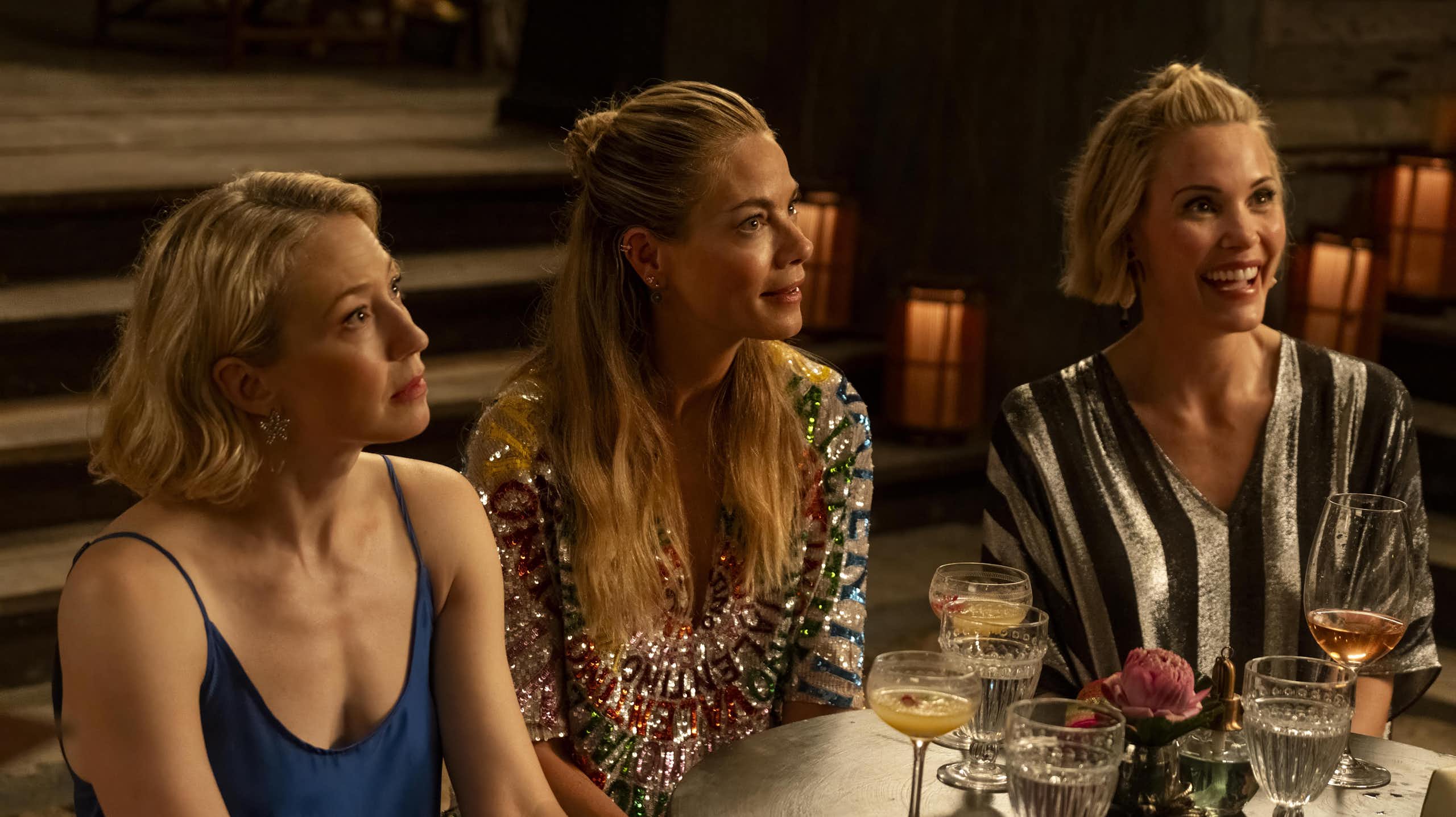 Trois femmes regardent vers quelqu'un