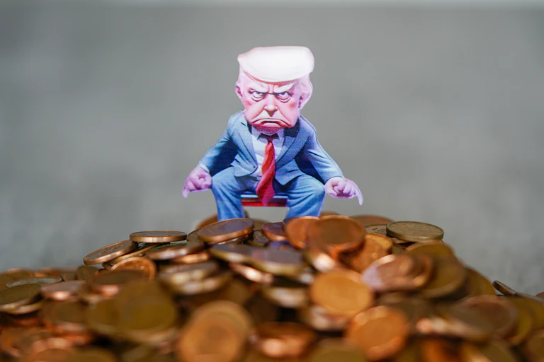 Doonald Trump sur une montagne d'argent
