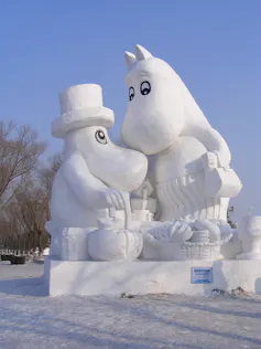 An ice sculpture showing Moominmamma with her handbag and Moominpapa in his hat.
