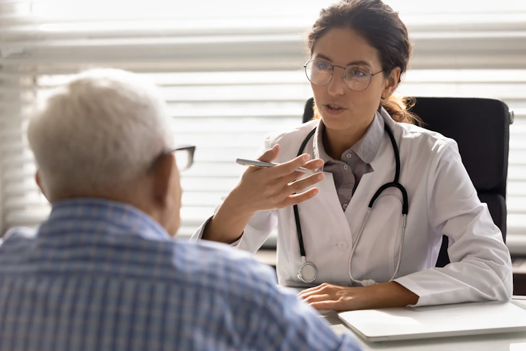 Une médecin a une discussion avec un patient âgé.