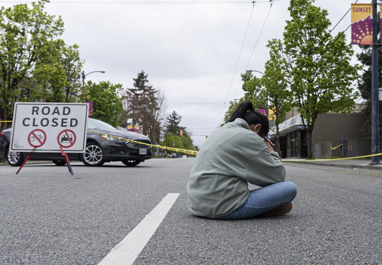La mujer está sentada en un plato que reza con