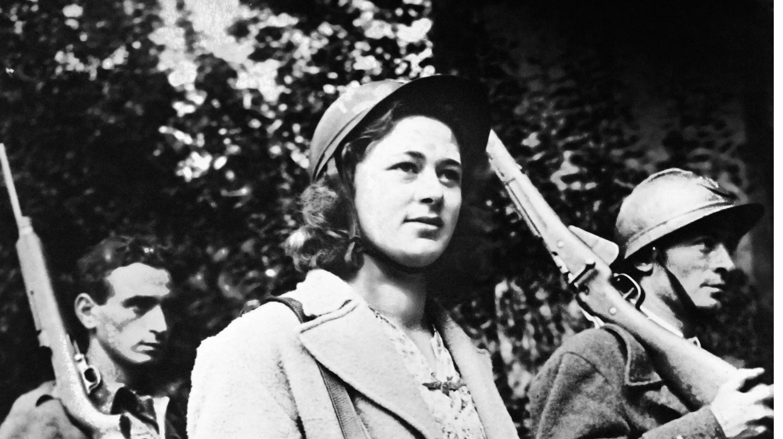 Photo prise à l'été 1944 en France montrant des membres des FFI (Forces Françaises de l'Intérieur) posant avec leurs armes.