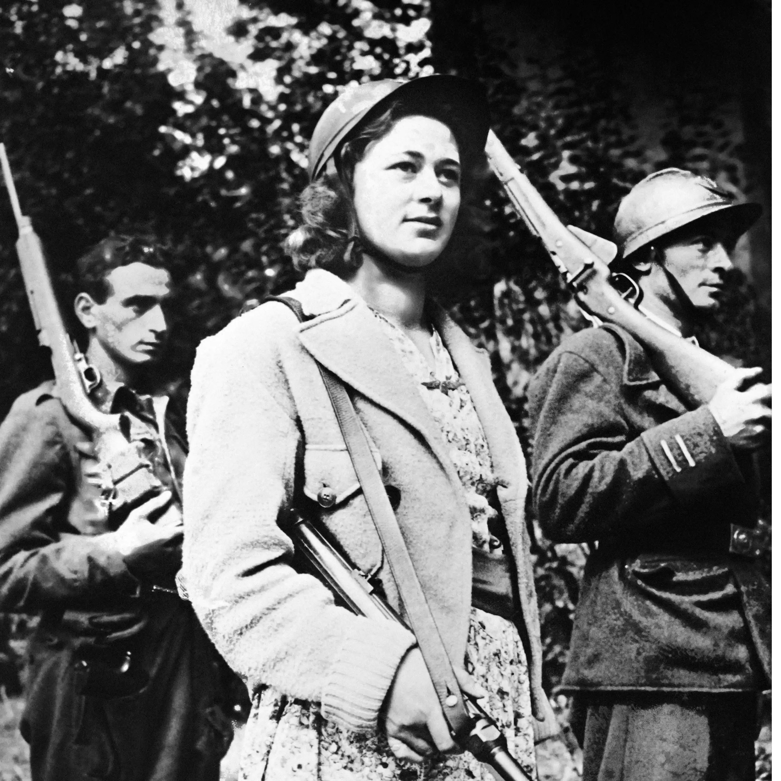 Photo prise à l'été 1944 en France montrant des membres des FFI (Forces Françaises de l'Intérieur) posant avec leurs armes.