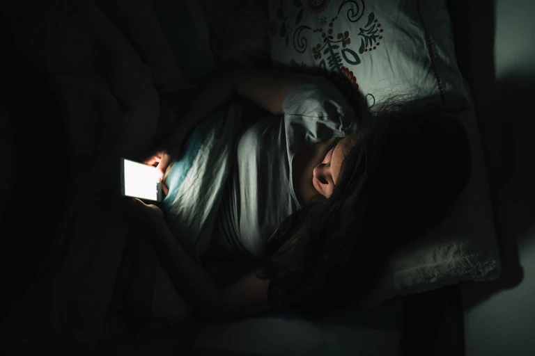 Vue de haut, une jeune fille surfe sur Internet. La sidération devant les images pornographiques ne provoque pas chez les enfants le réflexe d'en parler à leurs parents.