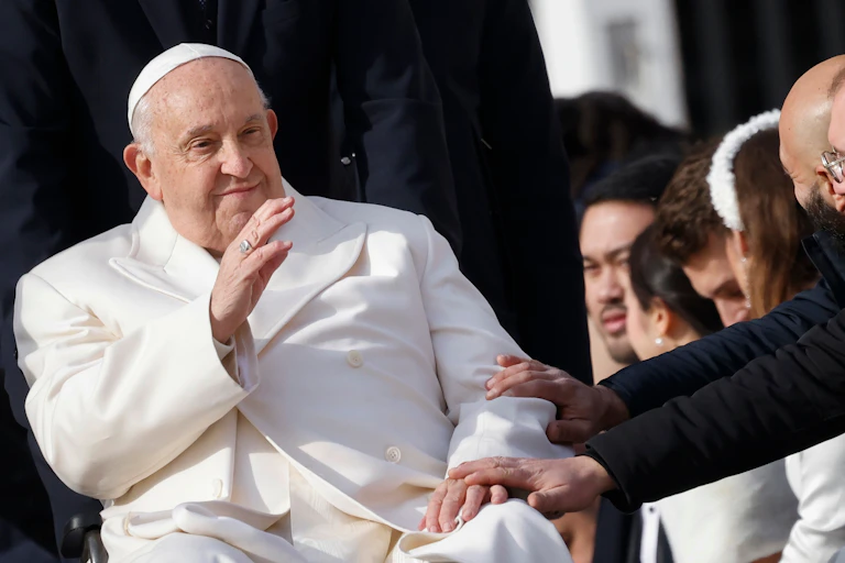 Le Pape François salue les fidèles le 4 décembre 2024.