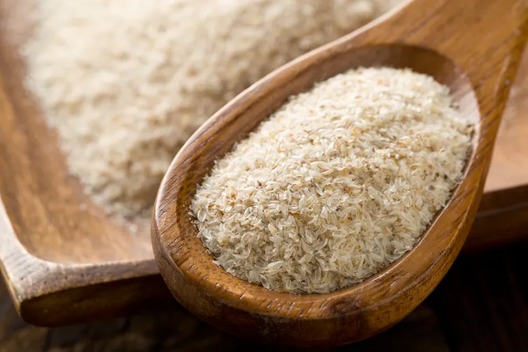 Amas de téguments de psyllium dans une cuillère en bois